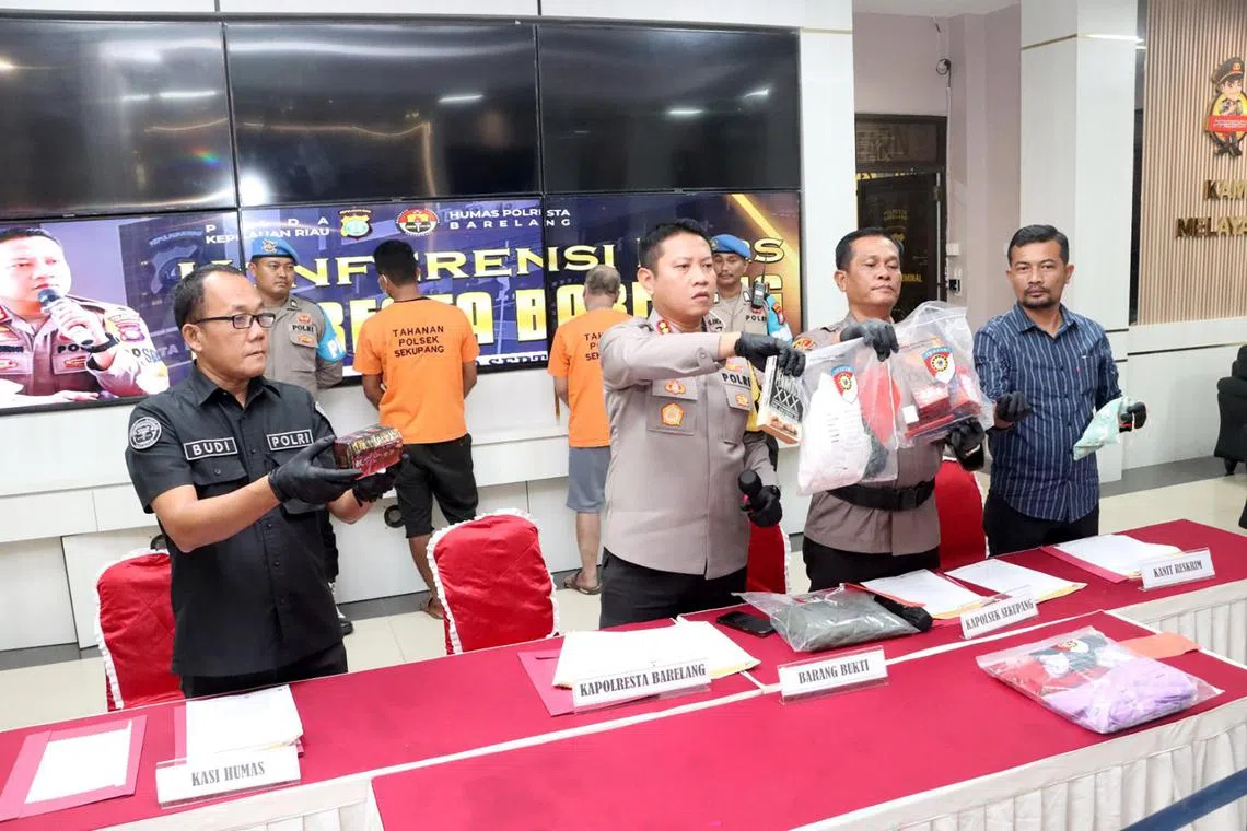 lyarrest - The Batam police showing to reporters items confiscated from a 50-year old national national who allegedly sexually abused his underage stepdaughter. 



CREDIT: Barelang Precinct Police