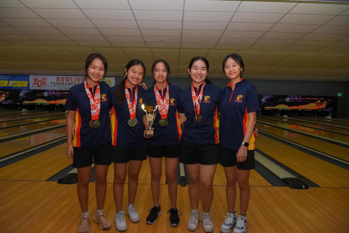 ST20230504_202373678421-EugeneTan-Kolette Lim-klbowl04/

(from left) Anglo-Chinese School (Independent) students, Darlene Kan,17, Ella Tan, 17, Chee Jaye Min, 18, Choo Jing Le, 17, and Gisele Chen, 18, posing for a photo with their medals after National School Games Bowling A division finals on May 4, 2023./

(ST PHOTO: EUGENE TAN)