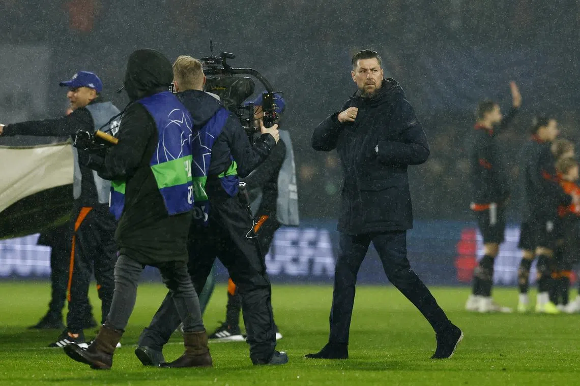 FILE PHOTO: Soccer Football - Champions League - Knockout Phase Playoff - First Leg - Feyenoord v AC Milan - Feyenoord Stadium, Rotterdam, Netherlands - February 12, 2025 Feyenoord interim coach Pascal Bosschaart before the match REUTERS/Piroschka Van De Wouw/File Photo