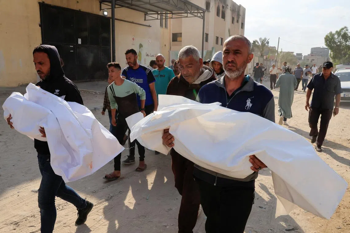 Mourners carry the bodies of Palestinians killed in what the Gaza Health Ministry said were Israeli strikes, in Khan Younis, southern Gaza Strip June 17, 2025. REUTERS/Hatem Khaled