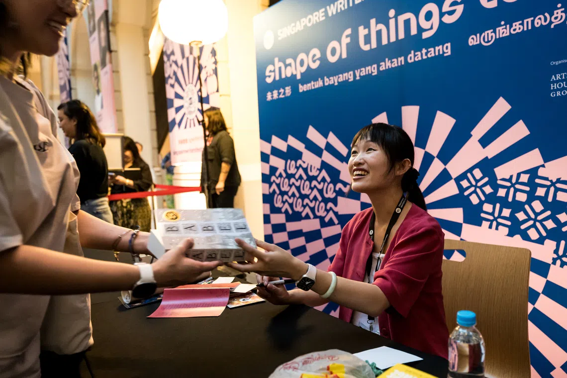 R. R. Kuang signing books after her keynote lecture. 