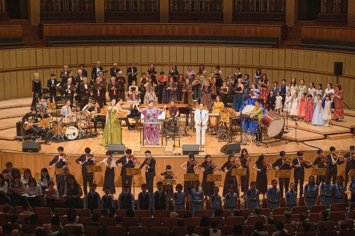 Rudy Djoe and Esther Maureen Kelly were the soloists in  African Sanctus.



Credit: Alfred Ng