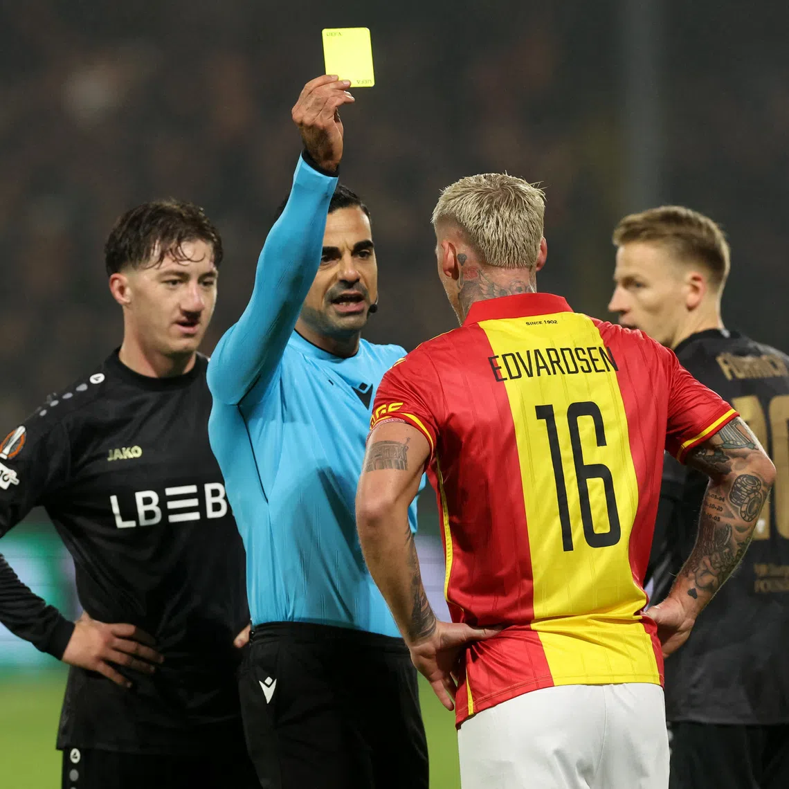 Soccer Football - UEFA Europa League - Go Ahead Eagles v VfB Stuttgart - De Adelaarshorst, Deventer, Netherlands - November 27, 2025 Go Ahead Eagles' Victor Edvardsen is shown a yellow card by referee Mohammed Al-Hakim REUTERS/Peter Lous