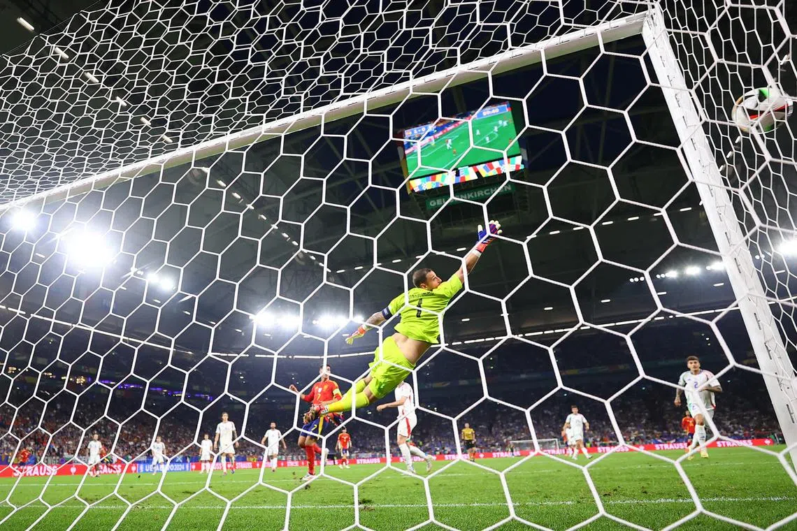 FILE PHOTO: Soccer Football - Euro 2024 - Group B - Spain v Italy - Arena AufSchalke, Gelsenkirchen, Germany - June 20, 2024 Italy's Gianluigi Donnarumma in action as Spain's Lamine Yamal shoots at goal REUTERS/Leon Kuegeler/File Photo