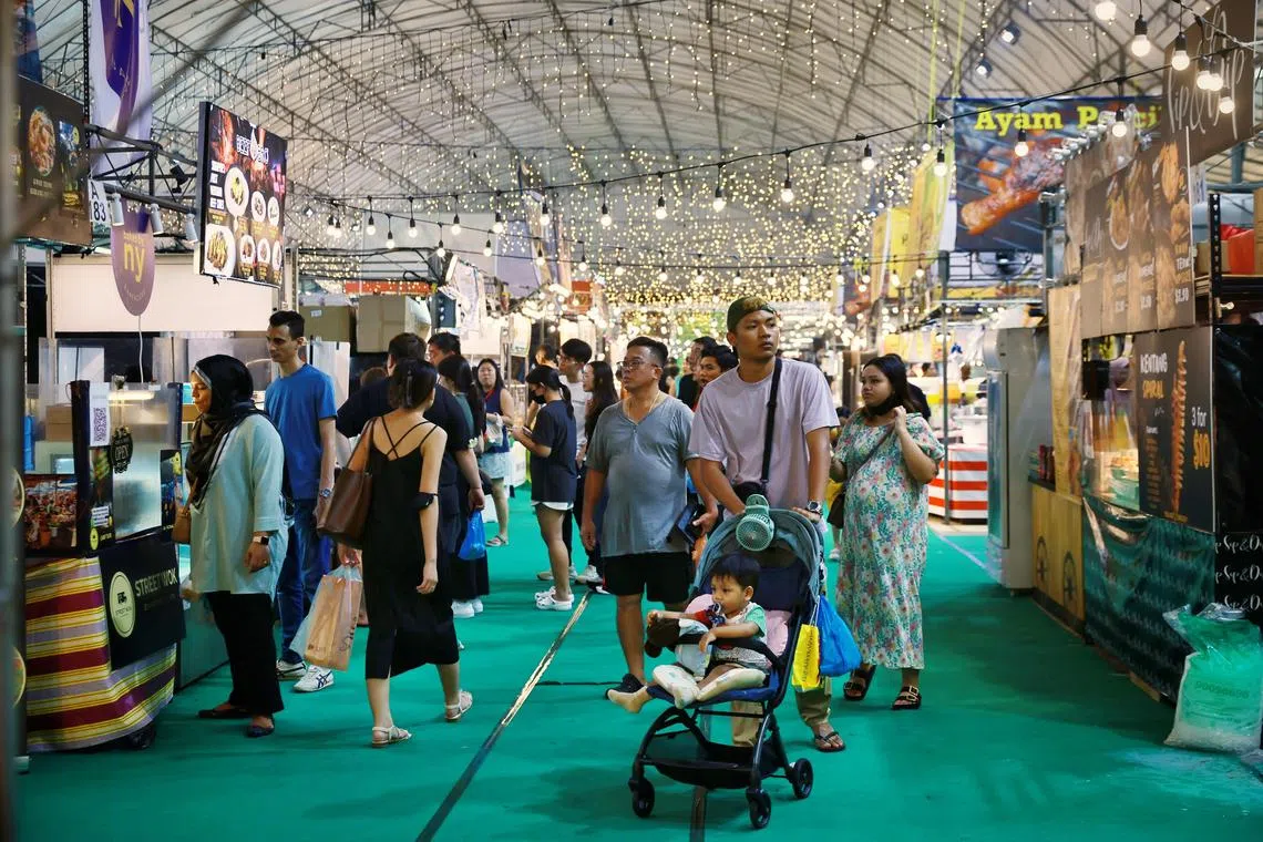ST20230323_202347550354/arbazaar24/Anjali/Jason Quah
People at the Geylang Serai Ramadan Bazaar, on March 24, 2023.