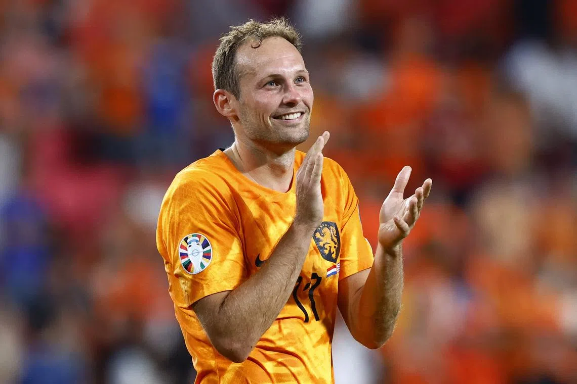 FILE PHOTO: Soccer Football - Euro 2024 Qualifier - Group B - Netherlands v Greece - Philips Stadium, Eindhoven, Netherlands - September 7, 2023 Netherlands' Daley Blind applauds the fans after the match REUTERS/Piroschka Van De Wouw/File Photo