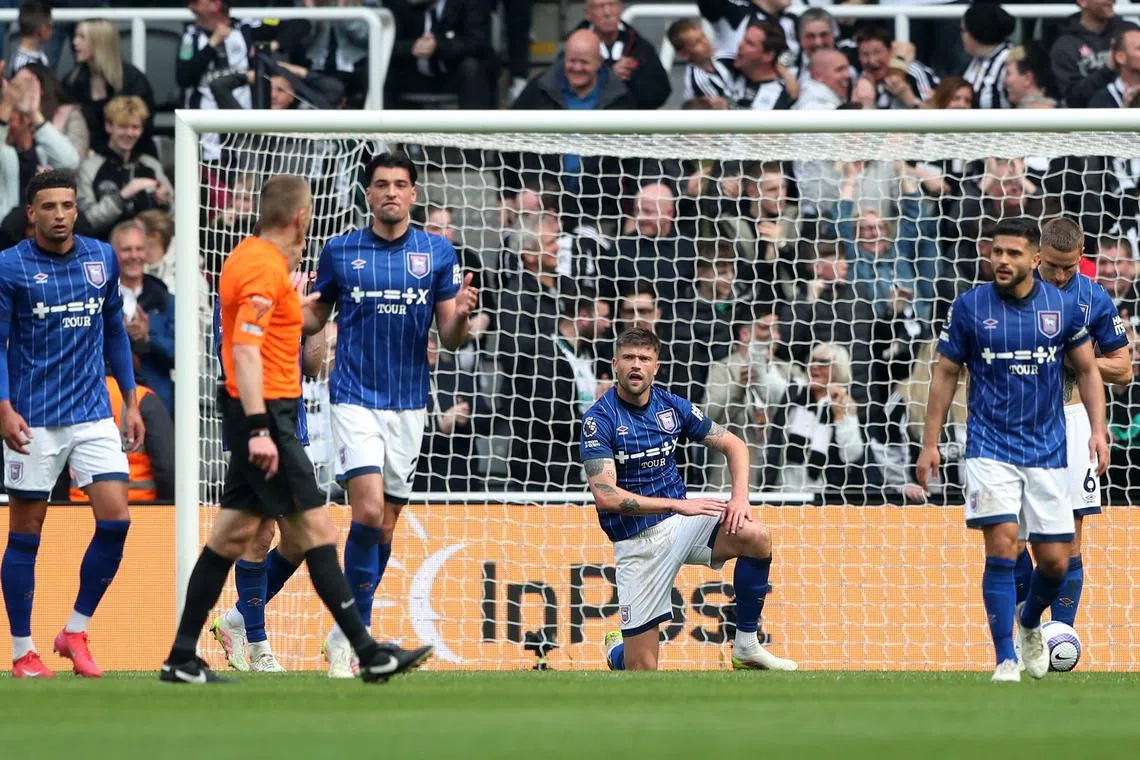 Soccer Football - Premier League - Newcastle United v Ipswich Town - St James' Park, Newcastle, Britain - April 26, 2025 Ipswich Town players look at referee Michael Salisbury after Newcastle United's William Osula scored their third goal REUTERS/Scott Heppell