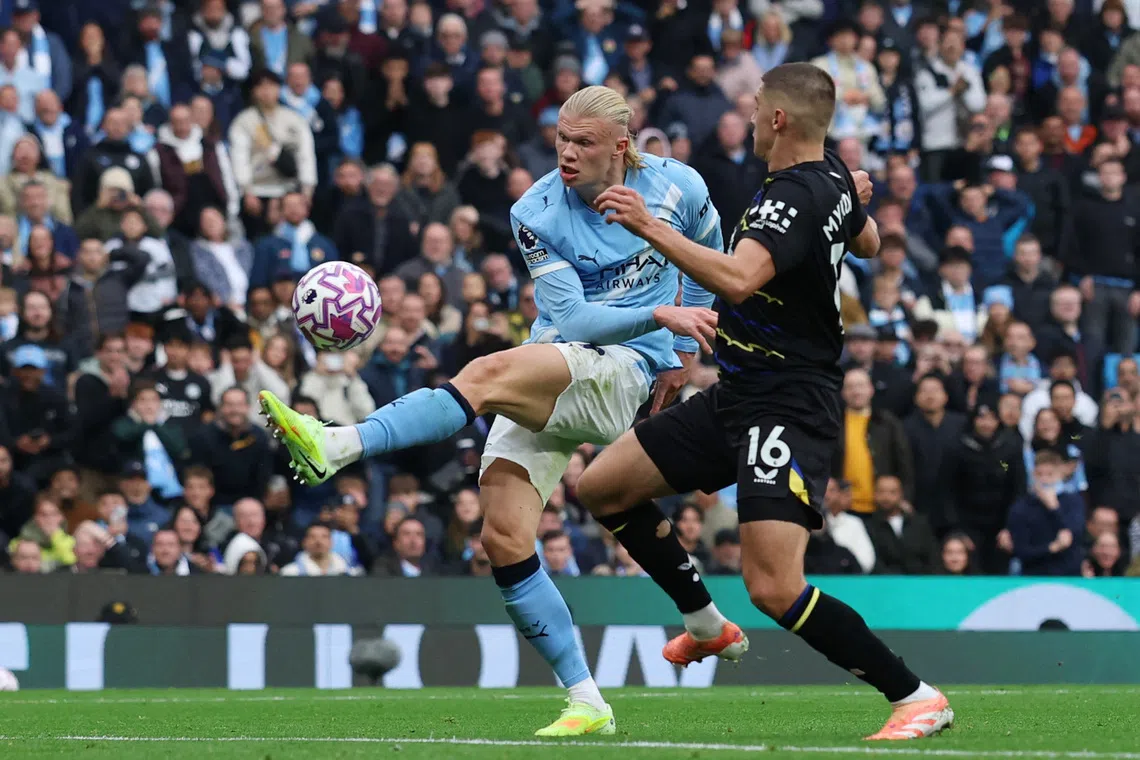 Soccer Football - Premier League - Manchester City v Everton - Etihad Stadium, Manchester, Britain - October 18, 2025 Manchester City's Erling Haaland in action with Everton's Vitaliy Mykolenko REUTERS/Phil Noble