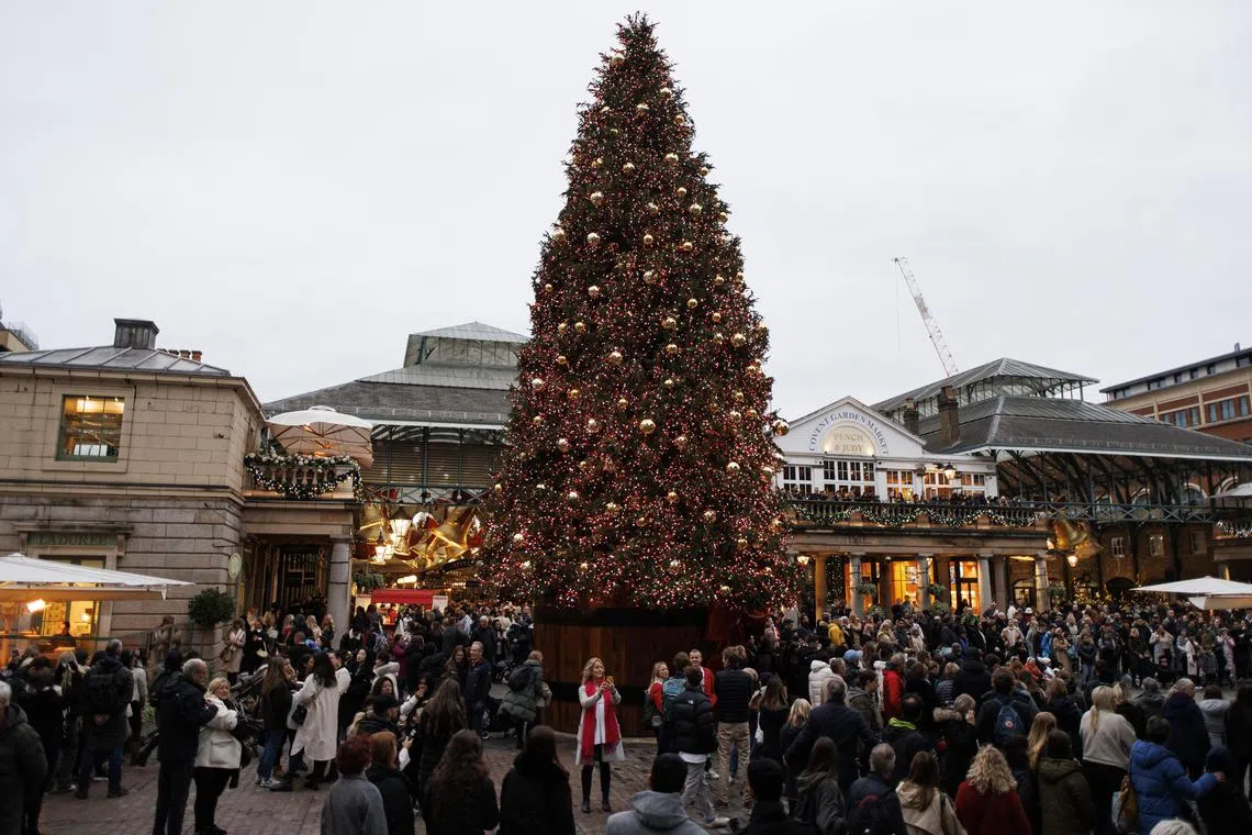 epa11036471 People visit Covent Garden Market for their Christmas shopping and enjoy the decorations in London, Britain, 18 December 2023. EPA-EFE/TOLGA AKMEN