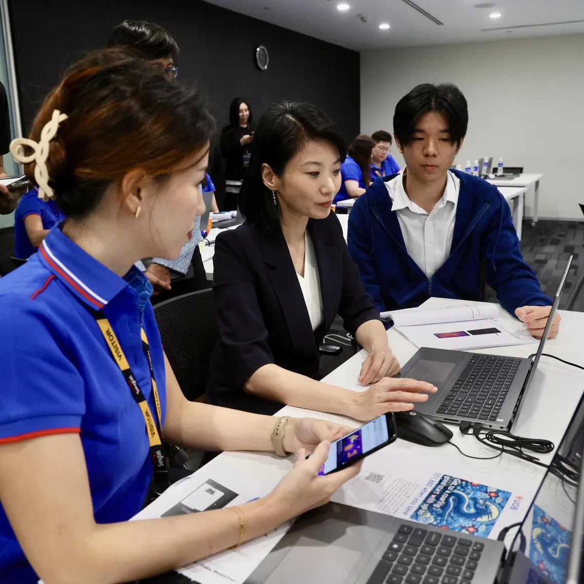 CMG20240326-TayYM01郑一鸣/郑智浩/SIM x Singtel x UOB co-develop Singapore’s first cyber scam preparedness programme for large enterprises[Singtel Cyber Security Institute, 5 Tampines Central 6 #04-25] Using malware taking over the victim phone by accessing to the phone camera, accessing through the scammer’s computer without the victim knowing.