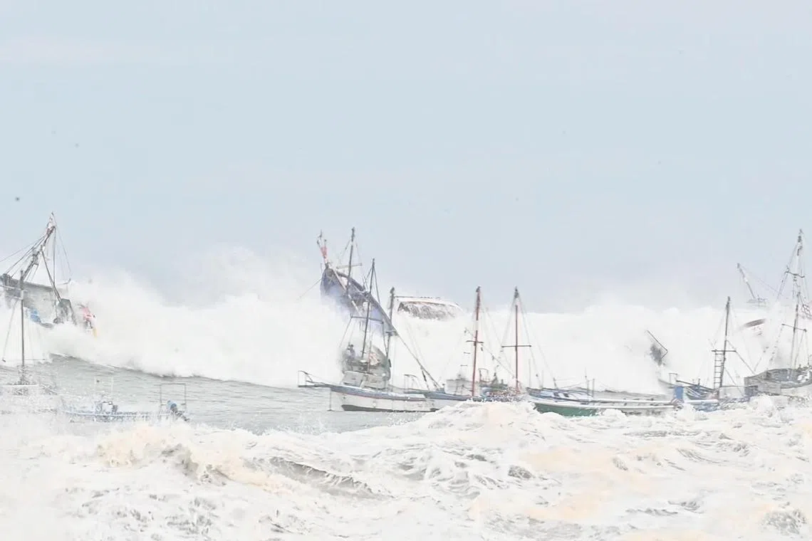 Strong waves hit against boats at El Nuro, Peru December 27, 2024,  in this screengrab obtained from a social media video. Instagram/@Pura_Finta/via REUTERS  THIS IMAGE HAS BEEN SUPPLIED BY A THIRD PARTY. MANDATORY CREDIT. NO RESALES. NO ARCHIVES.