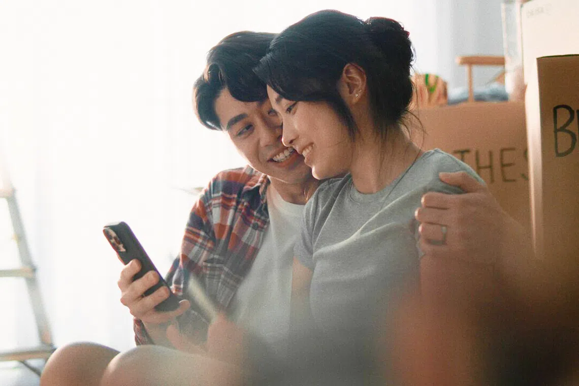 tiger-brokers-couple-checking-tigerapp