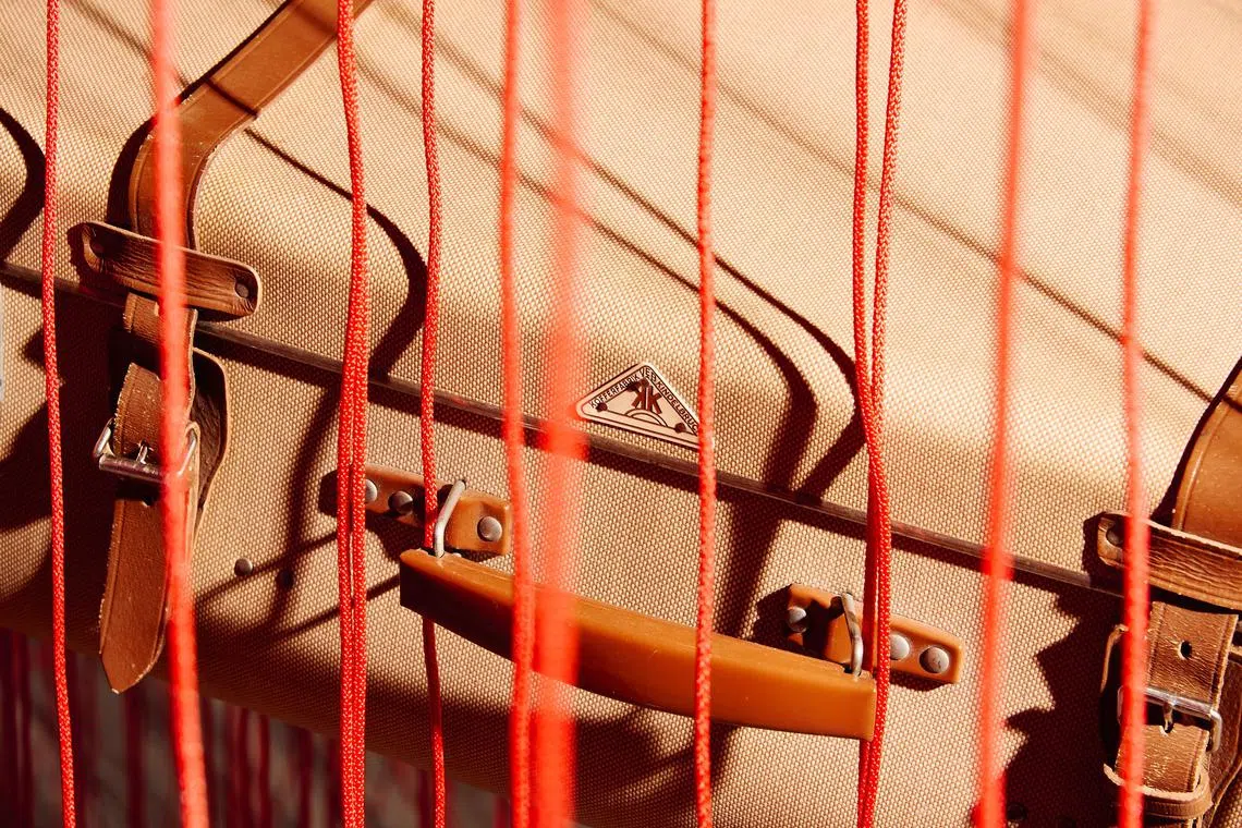 Trinta peças de bagagem de couro vintage, pendurando-se dentro de uma chuva de fios vermelhos do artista Chiharu Shiota na bacia hidrográfica da ICA, um enorme espaço para exposições em um estaleiro ativo em Boston em 16 de maio de 2025. O artista de Berlim, em Berlim, conjurou uma multidão de histórias imigrantes em “Lar Less Home”, seu maior show de museu em Berlim em uma multidão de histórias imigrantes em key key key/menos em casa ”, seu maior show de museu em Berlim em uma multidão de histórias imigrantes em casa, em casa, em casa, em casa, em casa, em 1925.