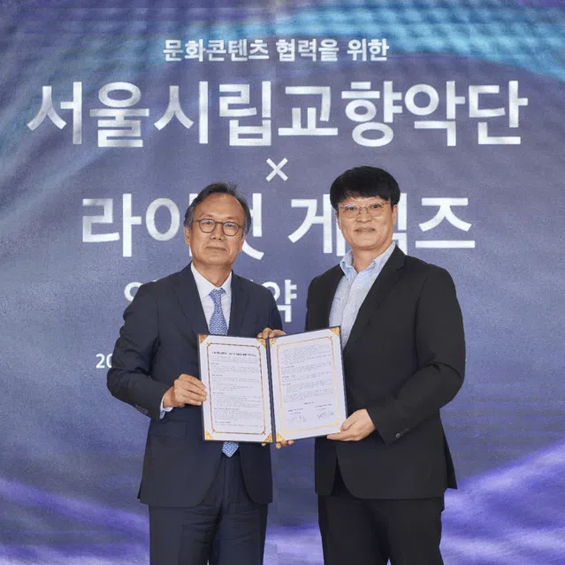 Seoul Philharmonic Orchestra CEO Jung Jae-wal (left) and Riot Games Korea CEO Jo Hyuk-jin pose for a photo after signing a memorandum of understanding on July 29 in Seoul.