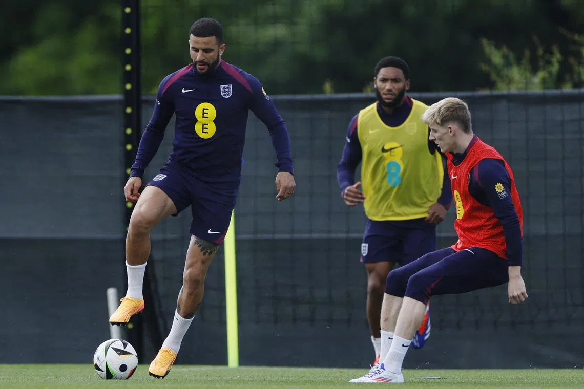 FILE PHOTO: Soccer Football - Euro 2024 - England Training - Blankenhain, Germany - June 22, 2024 England's Kyle Walker with Anthony Gordon and Joe Gomez during training REUTERS/John Sibley/File Photo