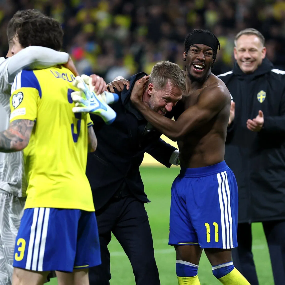 Soccer Football - FIFA World Cup - UEFA Qualifiers - Finals - Sweden v Poland - Strawberry Arena, Solna, Sweden - March 31, 2026 Sweden's Anthony Elanga and coach Graham Potter celebrate qualifying for the FIFA World Cup REUTERS/Kacper Pempel