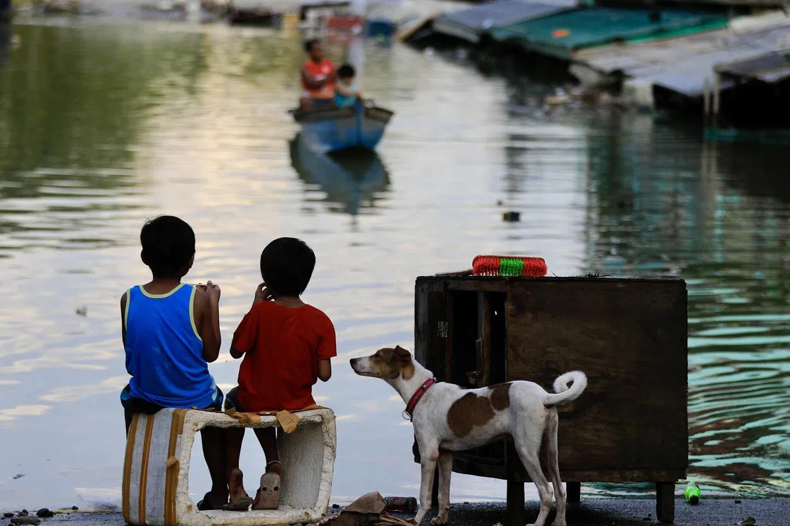 epa11717891 Children eat hot meals at a flooded village after Typhoon Toraji in Tuguegarao city, Cagayan city, Philippines, 13 November 2024. Typhoon Usagi, the fourth to barrel the Philippines, intensified into a typhoon before dawn on 13 November, as it threatened to hit land on 14 November will bring more rains to northern Luzon island after the onslaught of Typhoons Toraji, Trami, and Kong-Rey.  EPA-EFE/FRANCIS R. MALASIG