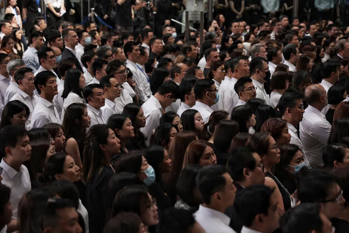 UOB employees turning up to pay their final respects to the late Dr Wee Cho Yaw at UOB Plaza Atrium on Feb 7, 2024. 