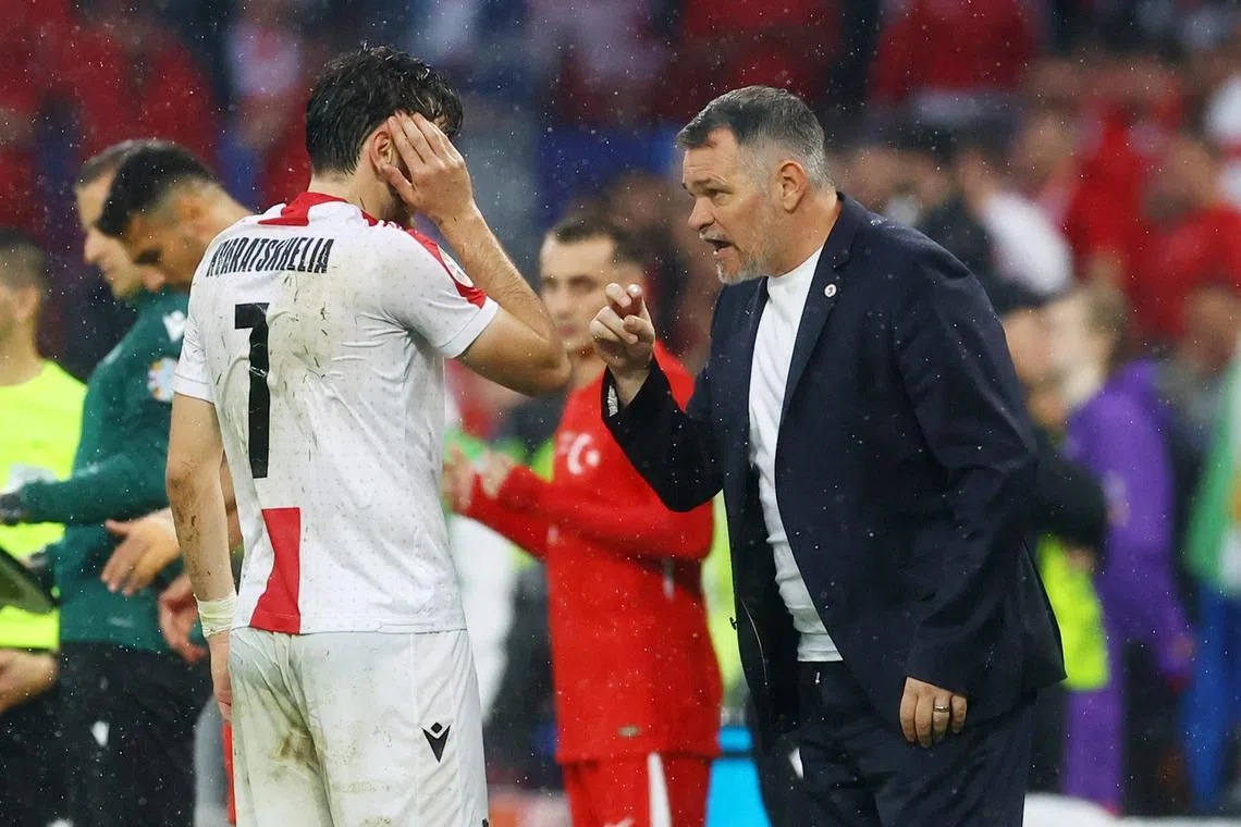 Soccer Football - Euro 2024 - Group F - Turkey v Georgia - Dortmund BVB Stadion, Dortmund, Germany - June 18, 2024 Georgia coach Willy Sagnol gives instructions to Khvicha Kvaratskhelia REUTERS/Bernadett Szabo