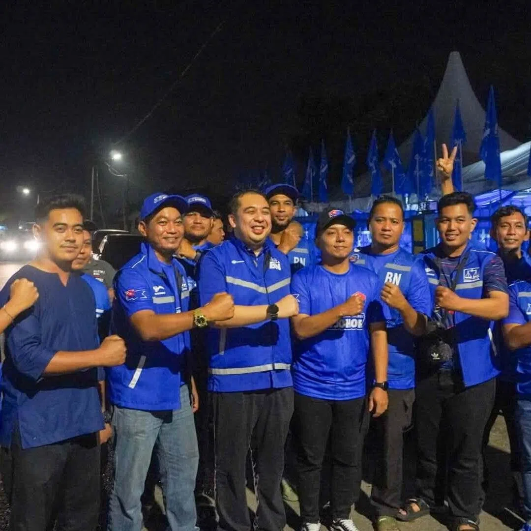 Nazifuddin Najib (middle, in vest) with BN grassroots campaigners during a dialogue session in Kluang, July 2.
