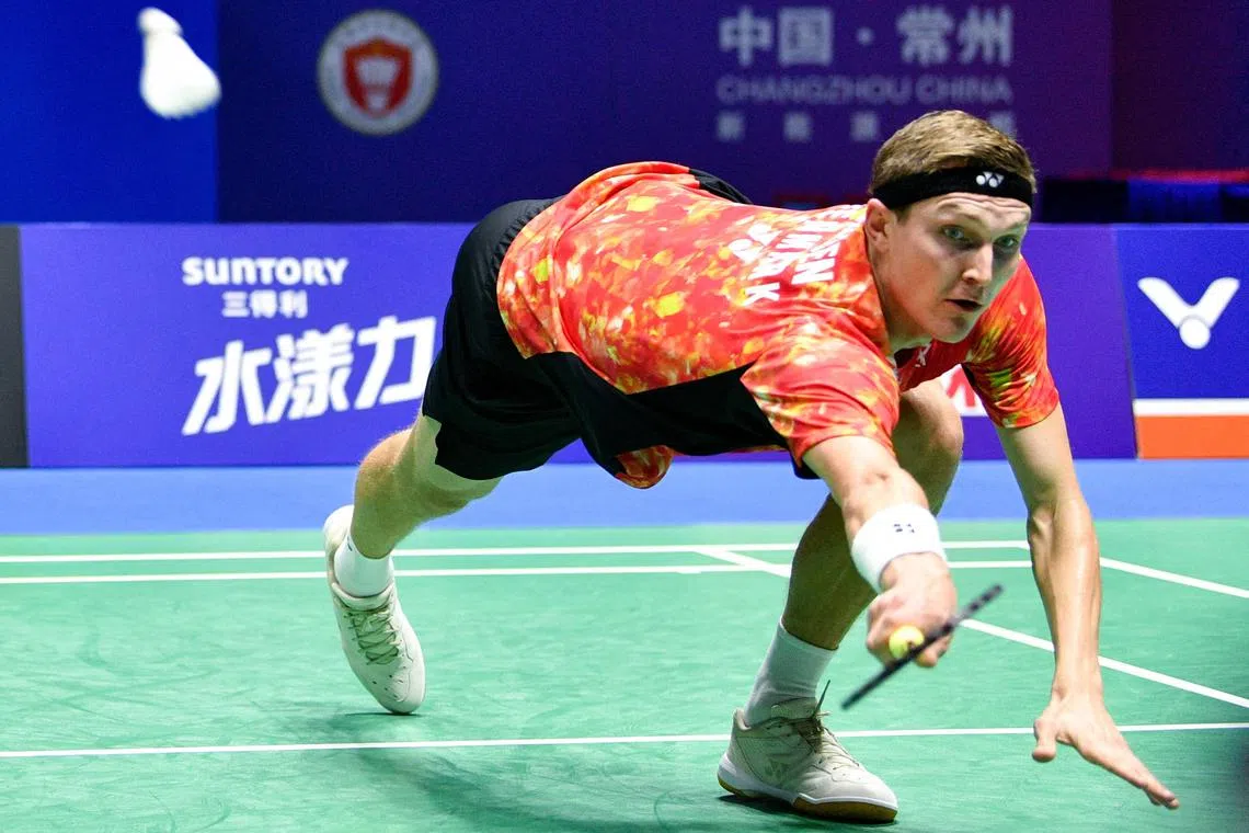 Denmark’s Viktor Axelsen beat China’s Shi Yuqi 22-20, 21-17 to capture the inaugural Kumamoto Masters title on Nov 19 in Japan.