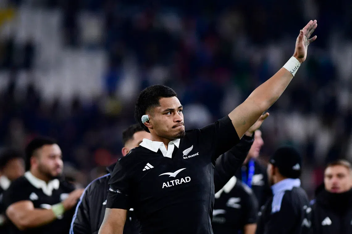 Rugby Union - Autumn Internationals - Italy v New Zealand - Allianz Stadium, Turin, Italy - November 23, 2024 New Zealand's Tupou Vaa'i salutes the fans after the match REUTERS/Massimo Pinca