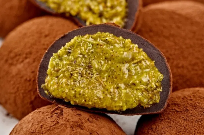 Dujjonku is made by combining pistachio cream and kadaif, a thread-like Middle Eastern pastry made from flour, cornstarch and salt.