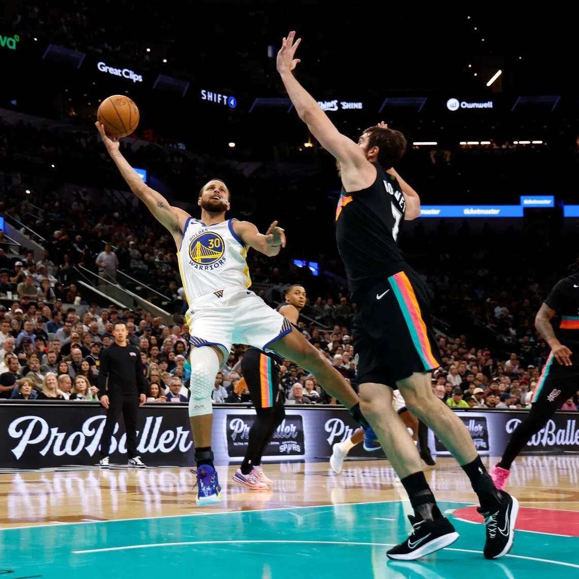 Stephen Curry of the Golden State Warriors shoots against Luke Kornet of the San Antonio Spurs in the second half at Frost Bank Center.