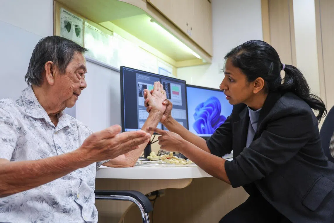 CMG20250730-PekYL01白艳琳/安诗一/Media Briefing: Singapore’s First Integrated Osteoporosis Service for Wrist Fracture Patients Pioneered by Tan Tock Seng Hospital [TTSH]

Dr. Mala Satku, Senior Consultant in the Department of Hand & Reconstructive Microsurgery at Tan Tock Seng Hospital (TTSH), is seeing Mr Chong Kee Kong, aged 79. He is accompanied by his wife, Mdm Lee Jiang Pyng, aged 68.
