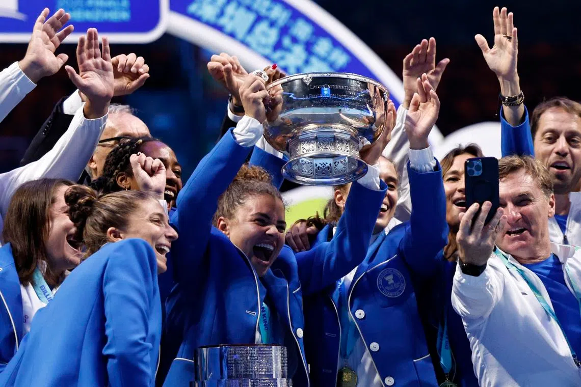 FILE PHOTO: Tennis - Billie Jean King Cup Finals - Final - Italy v United States - Shenzhen Bay Sports Centre Arena, Shenzhen, China - September 21, 2025 Italy's Jasmine Paolini, Lucia Bronzetti, Elisabetta Cocciaretto, Tyra Grant, Sara Errani and captain Tathiana Garbin celebrate with the trophy after winning the final REUTERS/Tingshu Wang/File Photo