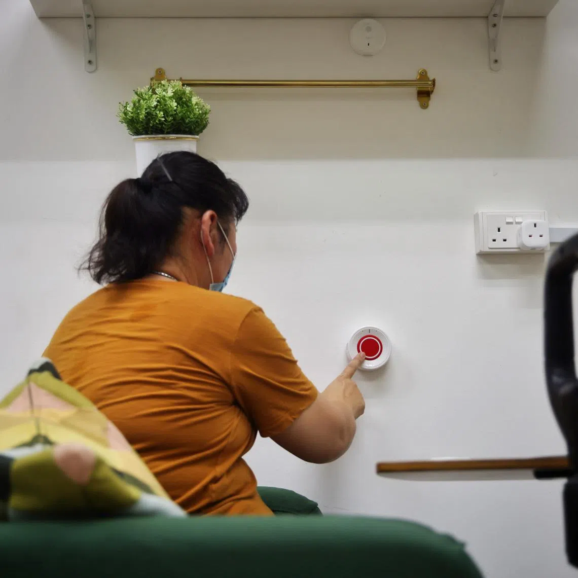 ST20250205_202538800110/ocsenior/Osmond/Jason Quah Demonstration of iWow's new wireless alarm system for seniors, pictured at Age+ Living Lab in Yishun on Feb 5, 2025. ST PHOTO: JASON QUAH