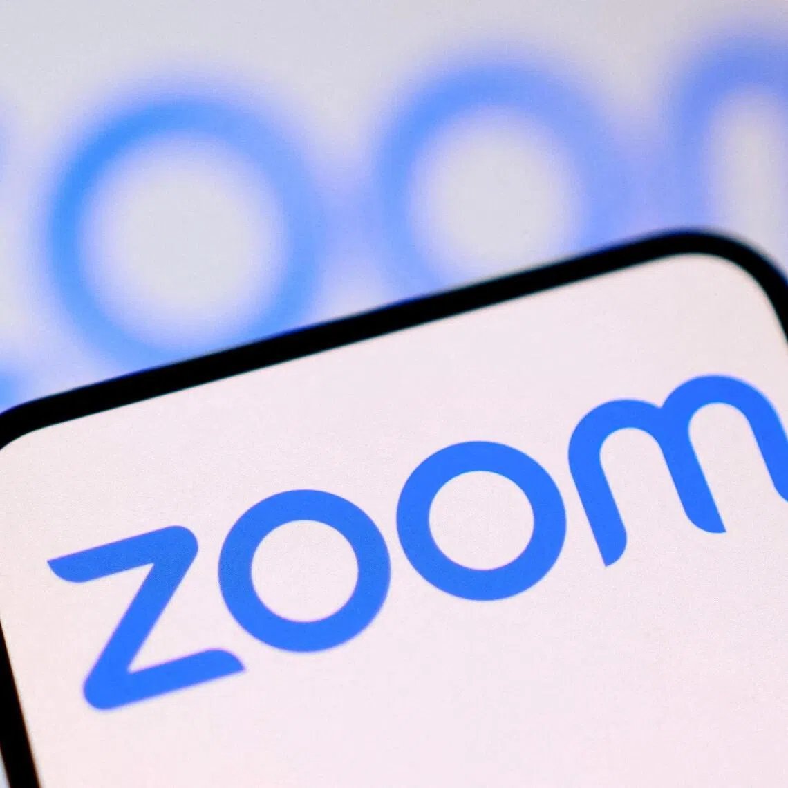 Zoom Communications reported quarterly revenue that topped analysts’ estimates, a sign of strength for the software maker’s expanded suite of business tools.