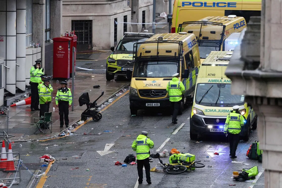 Os policiais investigam o local de um incidente em Water Street, à margem de um desfile de vitória de ônibus em cano aberto para a vitória do título da Premier League do Liverpool, em Liverpool, noroeste da Inglaterra em 26 de maio de 2025. (Foto de Darren Staples / AFP)