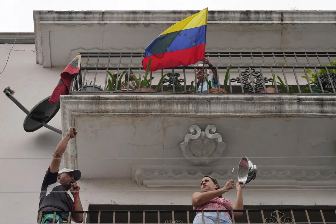 People bang pots to protest against the election results after Venezuela awoke to profound political uncertainty after both President Nicolas Maduro and his opposition rival Edmundo Gonzalez claimed victory in the presidential election, in Caracas, Venezuela, July 29, 2024. REUTERS/Alexandre Meneghini