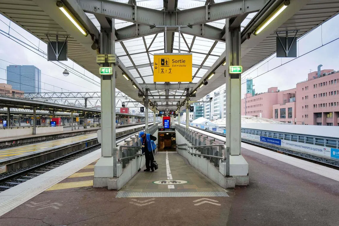 The management has offered to give train guards a 600 euro (S$863.52) bonus to recognise the special nature of their work.
