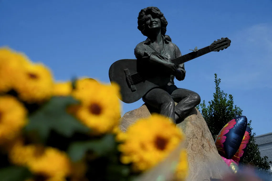 The Dolly Parton Statue as mourners pay their respects to Dolly Parton after the announcement of her passing, in downtown Sevierville, Tennessee, U.S., August 26, 2026. REUTERS/Megan Varner