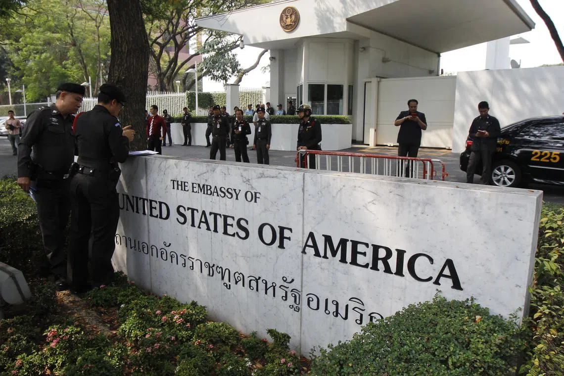 FILE PHOTO: Police stand guard outside the U.S. embassy in Bangkok January 28, 2015. REUTERS/Chaiwat Subprasom/File Photo