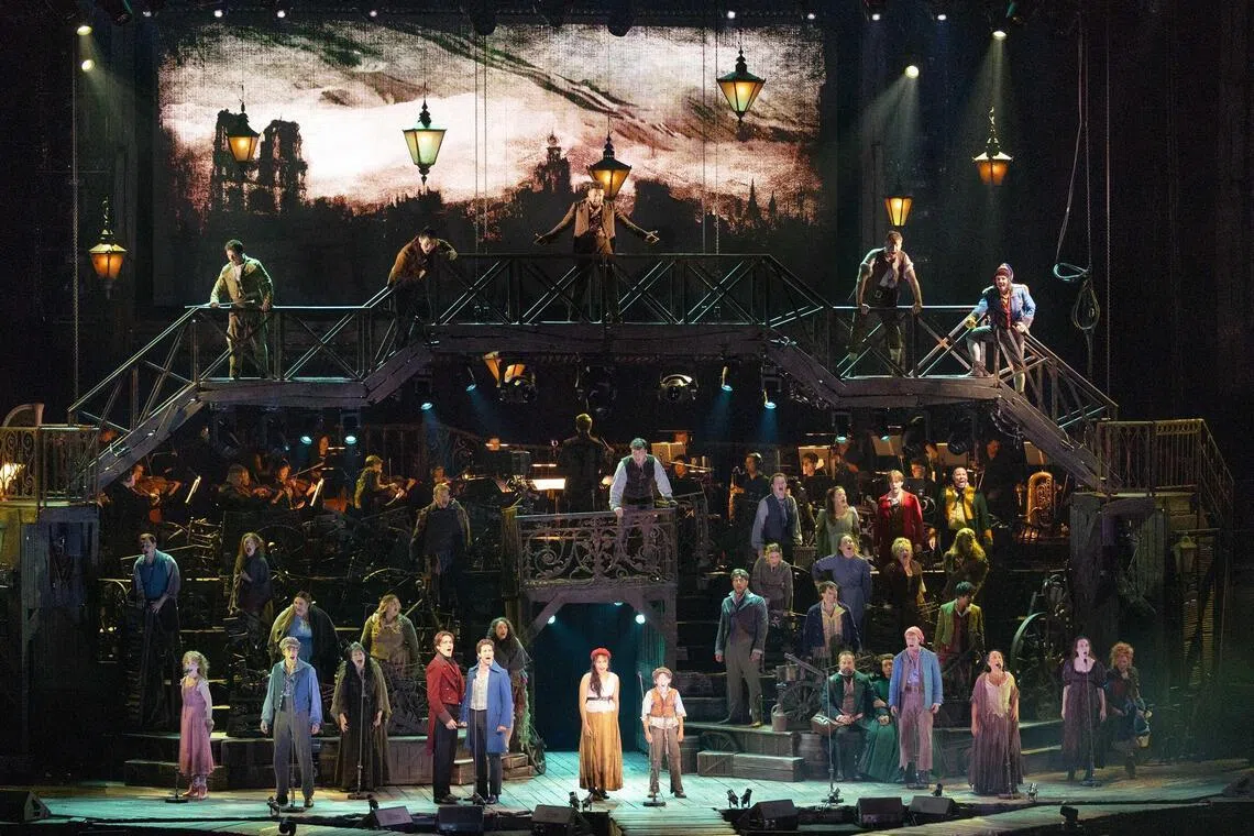 Les Miserables The Arena Spectacular World Tour features 41 cast members in the ensemble. 