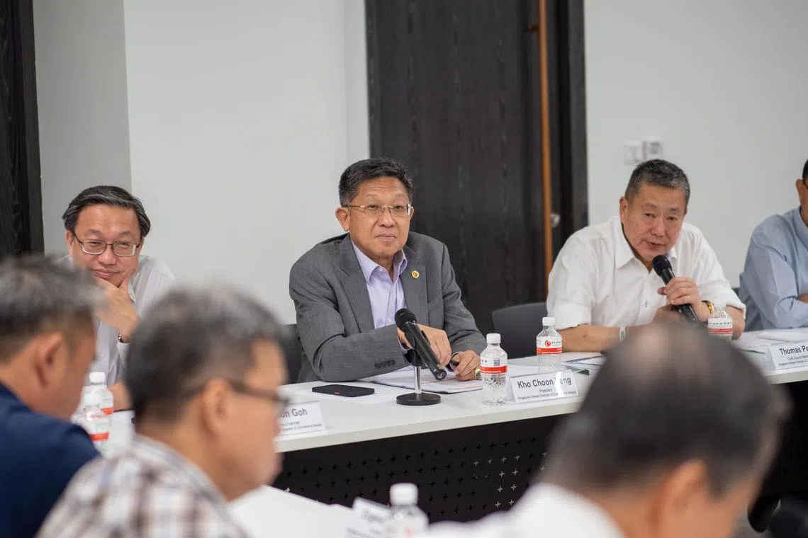sftacom - Mr Thomas Pek (in white), chairman of SCCCI’s trade association committee, chairing a regular luncheon session to obtain feedback from local trade associations.  On Mr Pek’s right (in grey) is SCCCI president Mr Kho Choon Keng.




Credit - Singapore Chinese Chamber of Commerce & Industry (SCCCI)