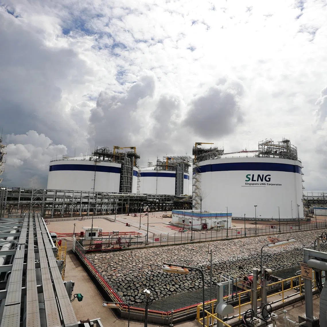 Energy experts said that prompt or spot delivery prices of oil and liquefied natural gas (LNG) remain largely unmoved.