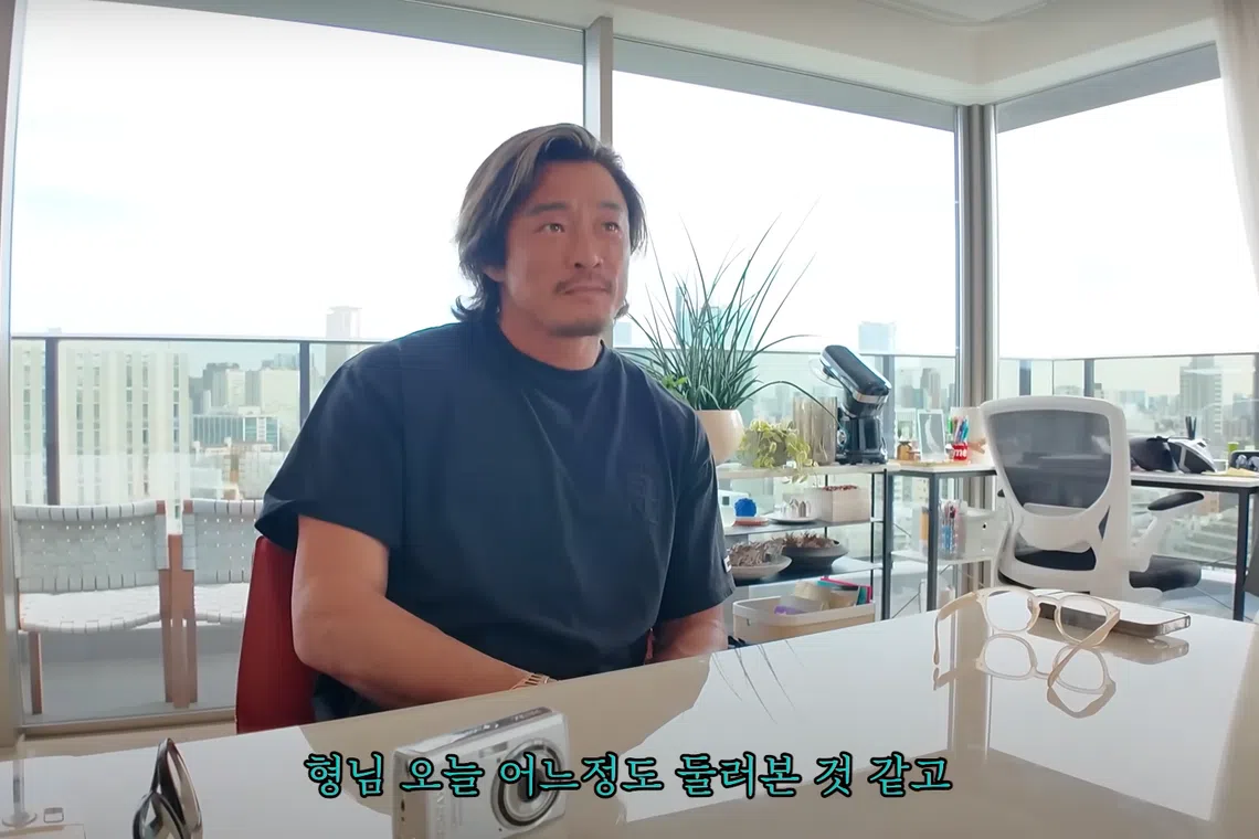 Korean-Japanese fighter Choo Sung-hoon, 49, proudly states that he is an ajeossi on his YouTube channel. 