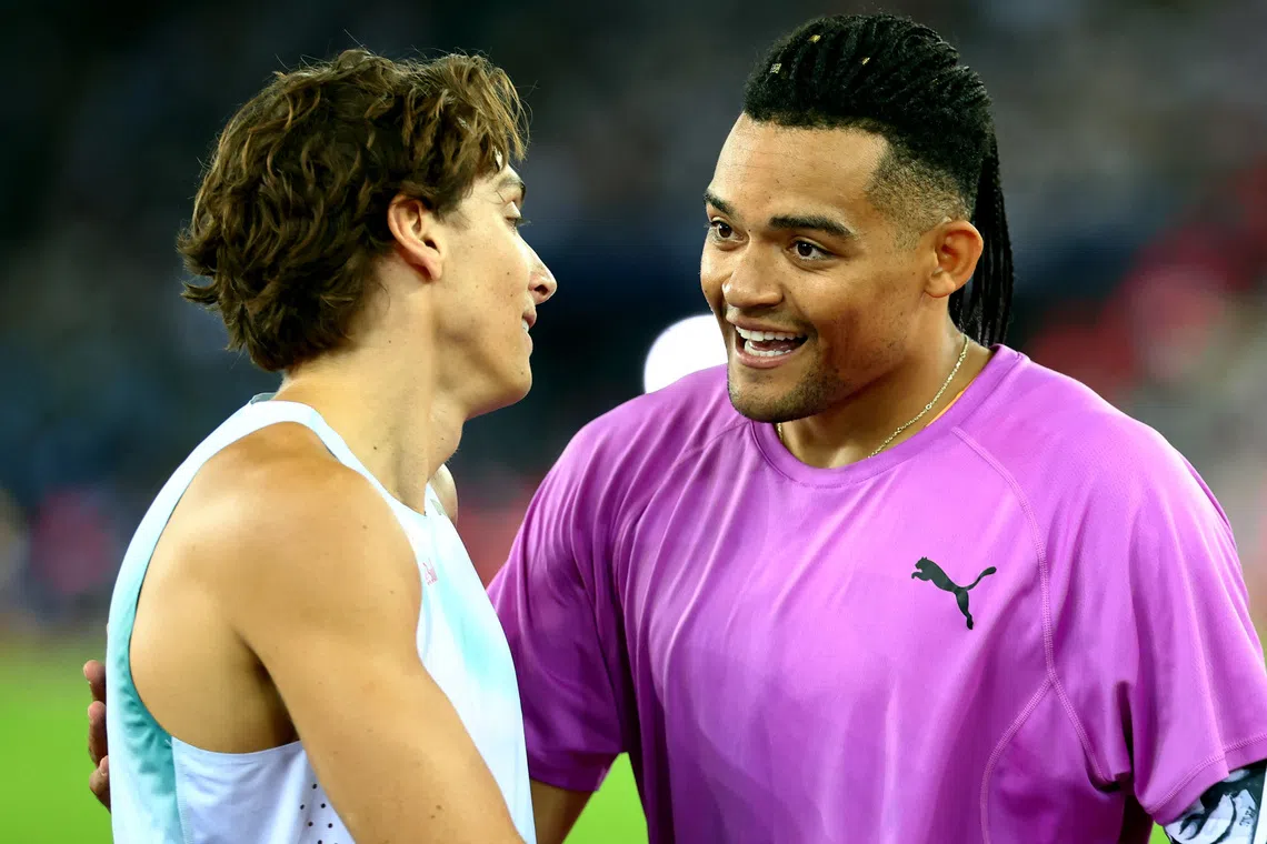 Athletics - Diamond League - Zurich - Letzigrund, Zurich, Switzerland - August 27, 2026 Greece's Emmanouil Karalis with Sweden's Armand Duplantis during the men's pole vault final REUTERS/Denis Balibouse