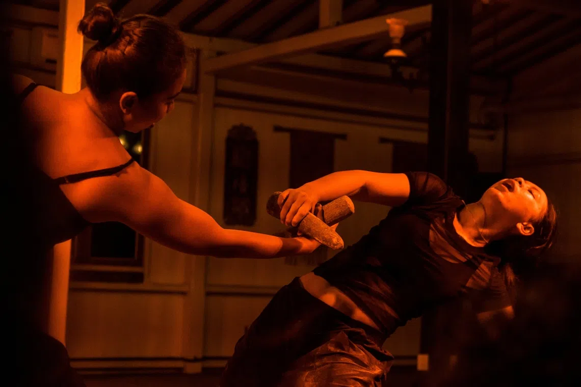 Indonesian choreographer Ayu Permata Sari and Singaporean artist Hasyimah Harith collaborate for BATU at the Esplanade’s da:ns focus weekend.