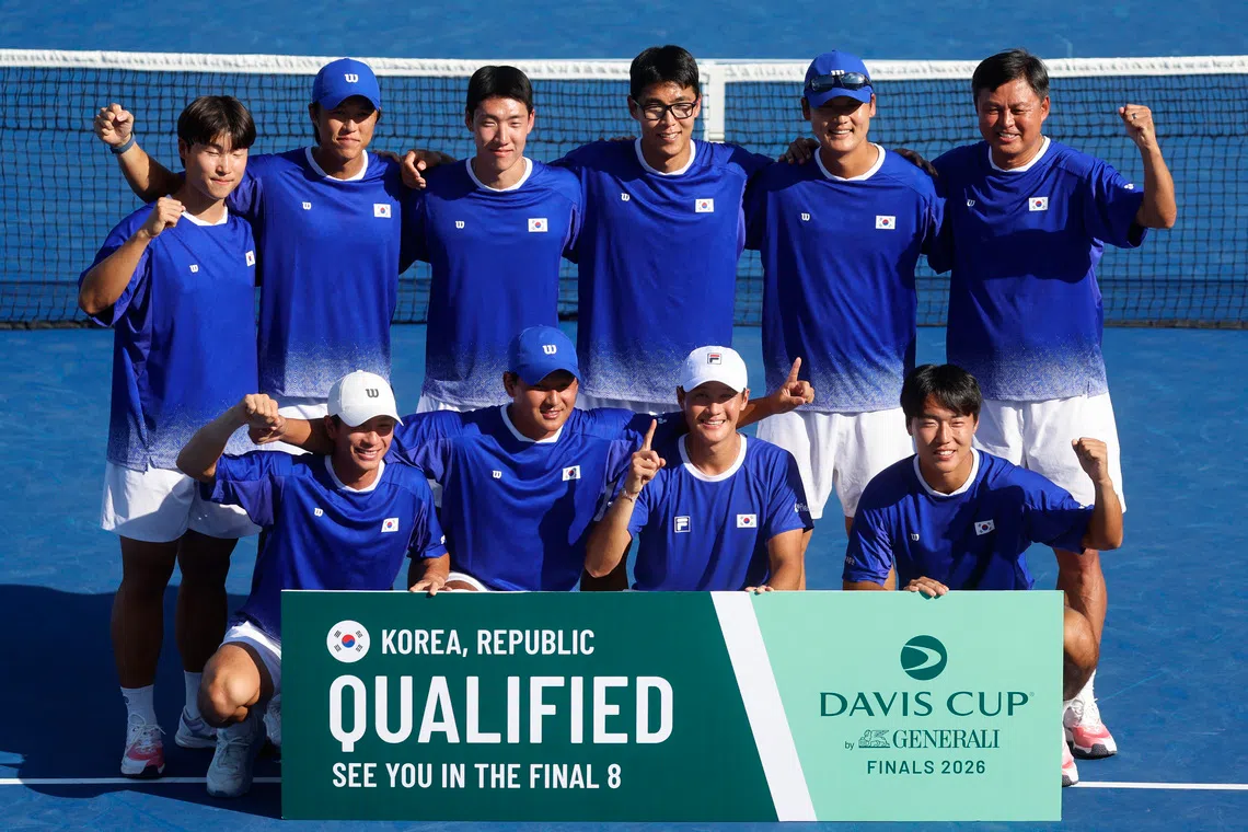 Tennis - Davis Cup - Qualifiers - Second Round - South Korea v India - Olympic Tennis Court, Seoul, South Korea - September 19, 2026 South Korea players celebrate after winning the tie against India REUTERS/Kim Soo-Hyeon