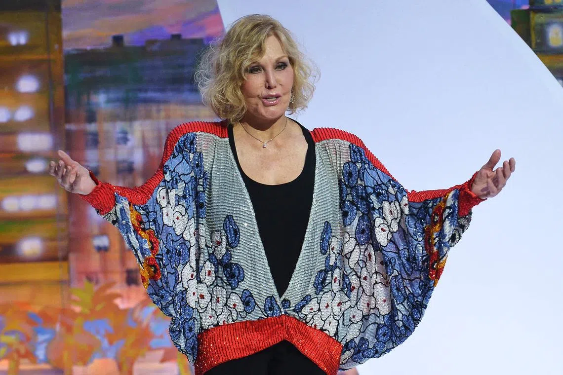 US actress Kim Novak has been awarded Venice's lifetime achievement award.