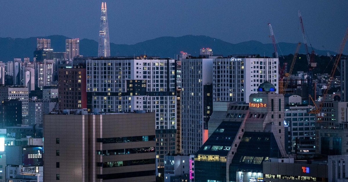 South Korean teenagers’ cash-throwing stunt sparks backlash
