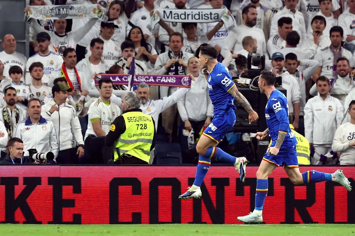Soccer Football - LaLiga - Real Madrid v Getafe - Santiago Bernabeu, Madrid, Spain - March 2, 2026 Getafe's Martin Satriano celebrates scoring their first goal with Diego Rico REUTERS/Violeta Santos Moura