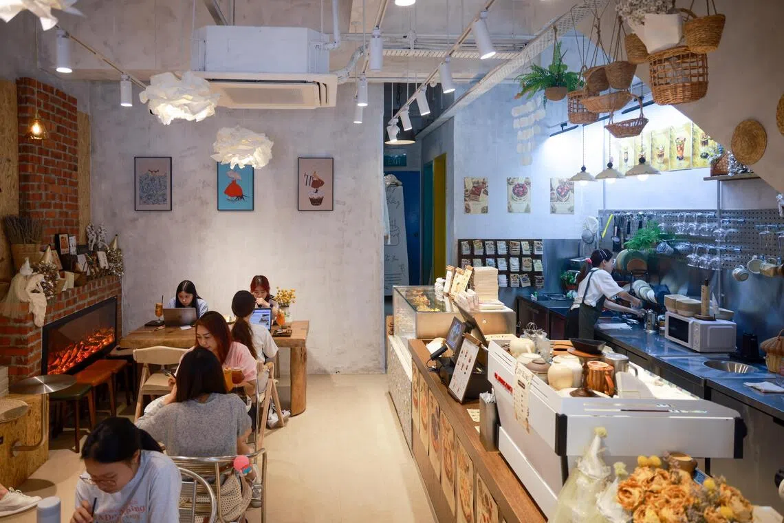 Joy Cake has a cottagecore interior for a relaxing vibe.