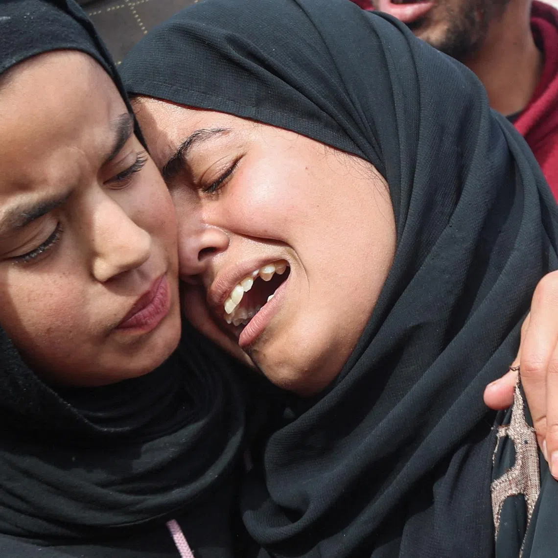 Mourners react during the funeral of Palestinians who, according to medics, were killed by Israeli gunfire on Thursday, at Nasser Hospital in Khan Younis, in the southern Gaza Strip, January 29, 2026. REUTERS/Ramadan Abed