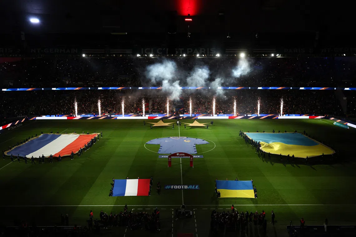 Soccer Football - World Cup - UEFA Qualifiers - Group D - France v Ukraine - Parc des Princes, Paris, France - November 13, 2025 The players arrive on the pitch before a minutes silence before the match, as part of ceremonies across Paris marking a decade since the attacks of November 13, 2015 in which 130 civilians were killed Pool via REUTERS/Franck Fife